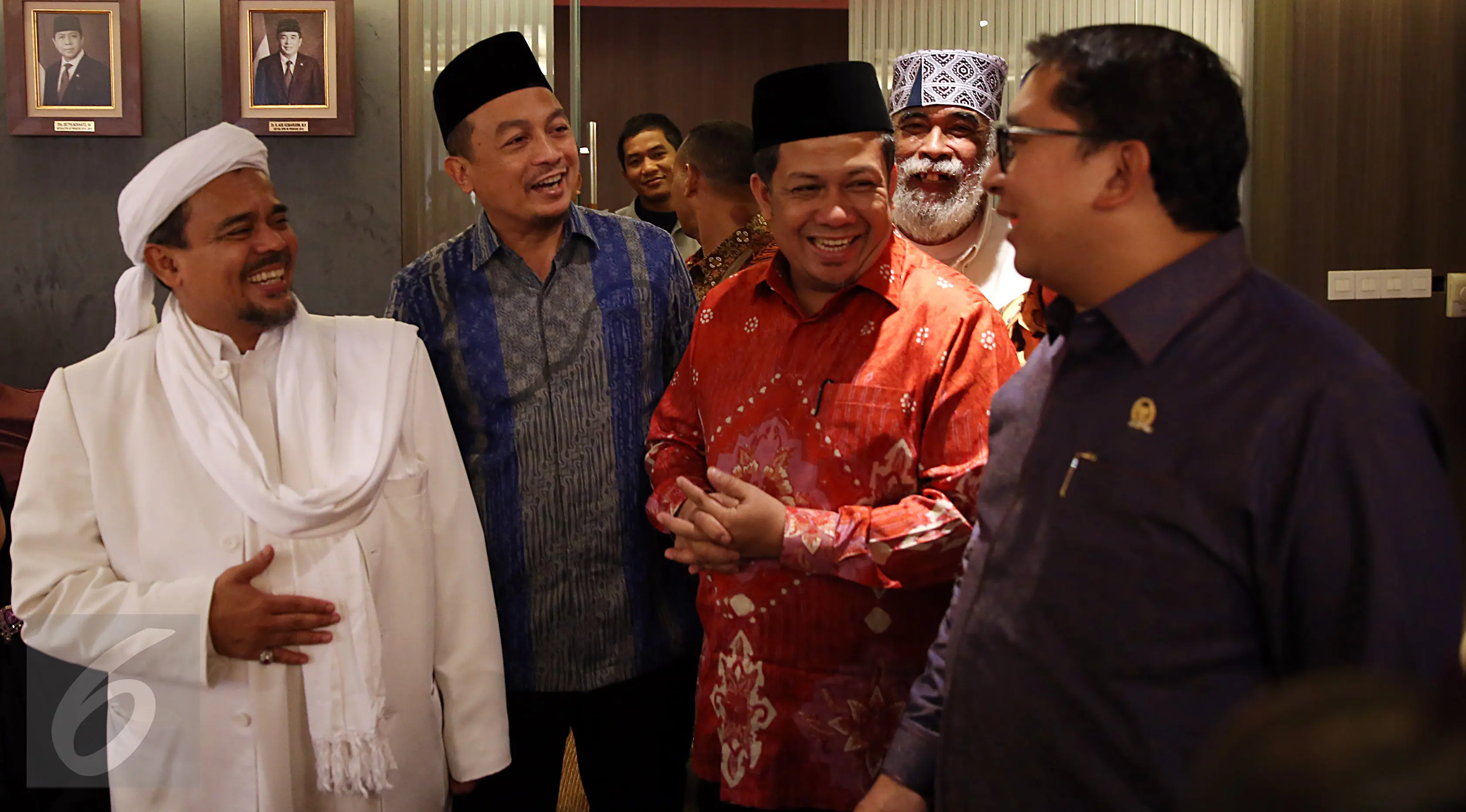 Wakil Ketua DPR Fadli Zon (kanan) berbincang dengan wakil ketua Fachri Hamzah (kedua kanan), Ketua GNPF-MUI Bachtiar Nasir (kedua kiri) dan Ketua FPI Habib Rizieq Shihab ketika melakukan audiensi di Jakarta, Rabu (11/1). (Liputan6.com/Johan Tallo)