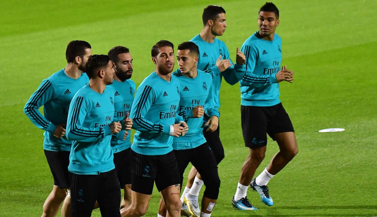 Para pemain Real Madrid berlari santai saat latihan di Stadion NY University Abu Dhabi, UAE, Senin (11/12/2017). Los Blancos bersiap jelang semifinal FIFA Club World Cup. (AFP/Giuseppe Cacace)