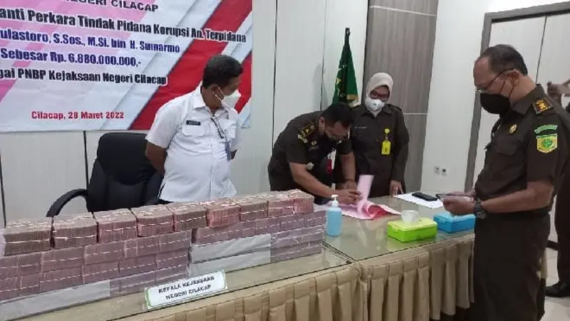 Mantan Bupati Cilacap, Probo Yulastoro mengembalikan uang kerugian negara akibat tindak pidana korupsi senilai Rp6,88 miliar. (Foto: Kejari Cilacap/Liputan6.com)