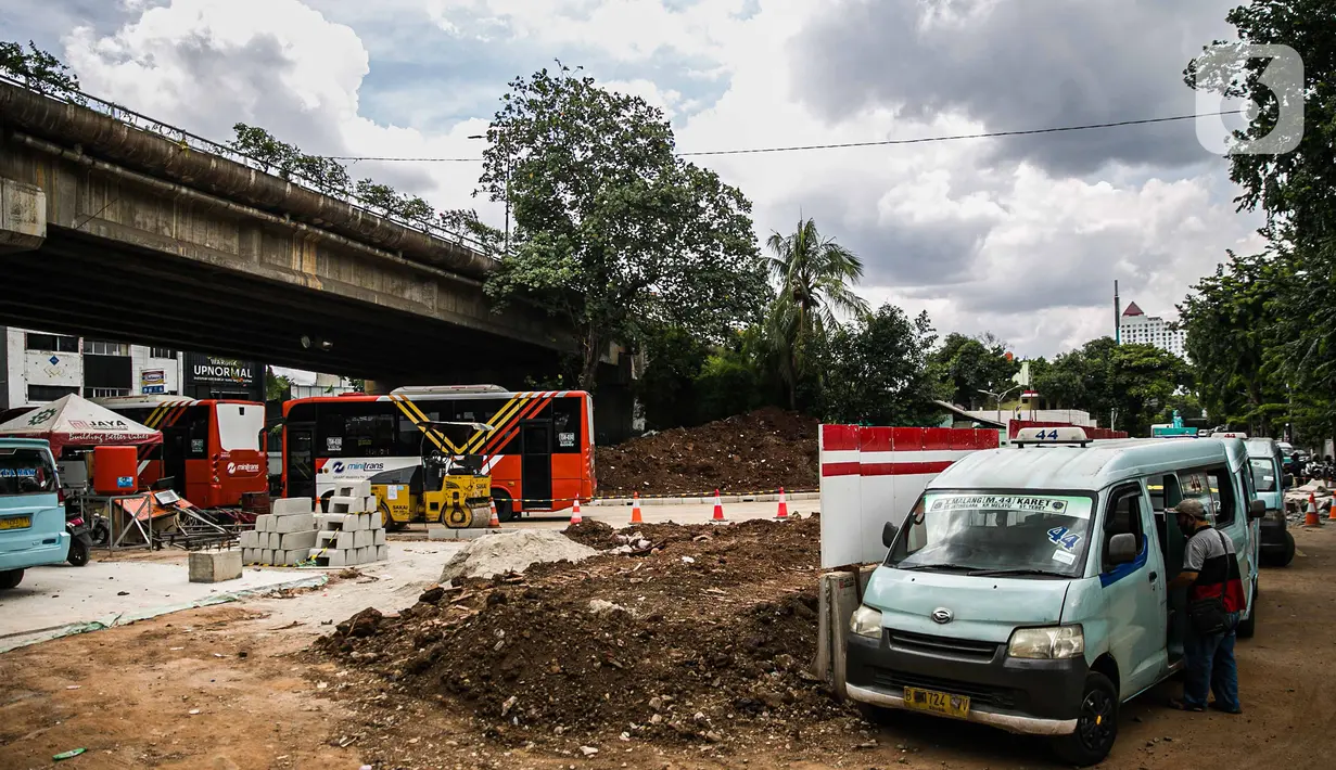 Angkutan umum berhenti di area proyek penataan Stasiun Tebet, Jakarta, Senin (28/12/2020). Stasiun Tebet akan ditata layaknya Stasiun Tanah Abang untuk mengoptimalkan integrasi antarmoda bagi penumpang yang mengakses transportasi kereta api. (Liputan6.com/Faizal Fanani)