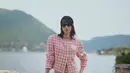 Kemudian, Nana Komatsu tampil fresh dengan setelan tweed warna pink bermotif plaid dan berhiaskan bunga di dada-nya.  [Dok/Chanel].