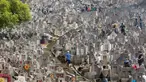 Warga mengunjungi makam keluarga dan kerabat selama festival Qingming di pemakaman di Hong Kong (5/4). Festival Qingming atau dikenal sebagai Hari Pembersihan Makam untuk menghormati orang yang dicintainya yang telah tiada. (AFP Photo/Isaac Lawrence)