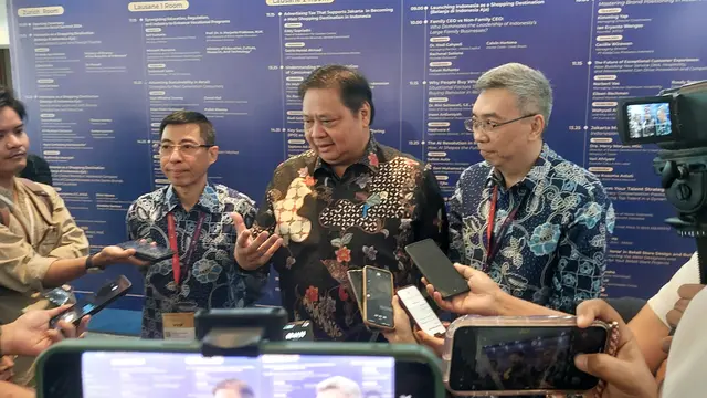 Menteri Koordinator Bidang Perekonomian Airlangga Hartarto  dalam Indonesia Retail Summit 2024, di Pantai Indah Kapuk (PIK), Jakarta, Rabu (28/8/2024). (Arief/Liputan6.com)