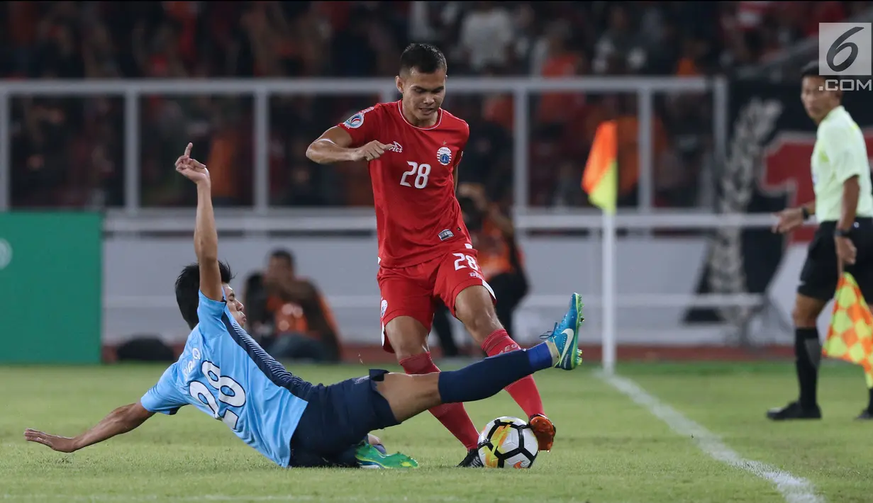 Bek Persija, M Rezaldi Hehanusa (tengah) berebut bola dengan pemain Johor Darul Takzim, M Syafiq Ahmad pada lanjutan penyisihan Grup H Piala Asia 2018 di Stadion GBK, Jakarta, Selasa (10/4). Persija menang telak 4-0. (Liputan6.com/Helmi Fithriansyah)
