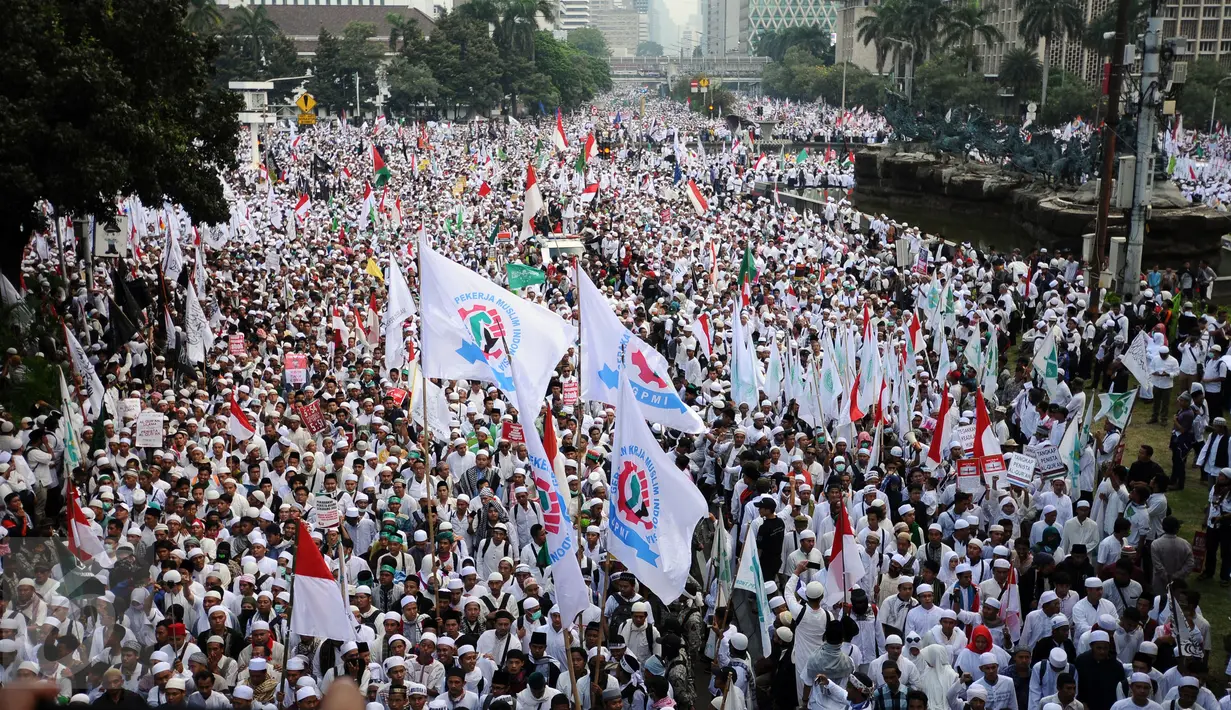 Ratusan ribu massa aksi damai memenuhi ruas Jalan Merdeka Barat menuju Istana Negara, Jakarta, Jumat (4/11). Massa melakukan aksi di depan Istana Negara menuntut penegakan hukum kasus dugaan penistaan agama. (Liputan6.com/Helmi Fithriansyah)