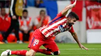 Ekspresi striker Atletico Madrid Diego Costa saat gagal memanfaatkan peluang ketika melawan Sporting Lisbon dalam pertandingan Liga Europa di stadion Metropolitano, Madrid (5/4). (AP Photo / Francisco Seco)