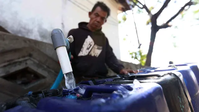 Pedagang Air Jeriken, Penopang Utama Kebutuhan Warga Muara Angke