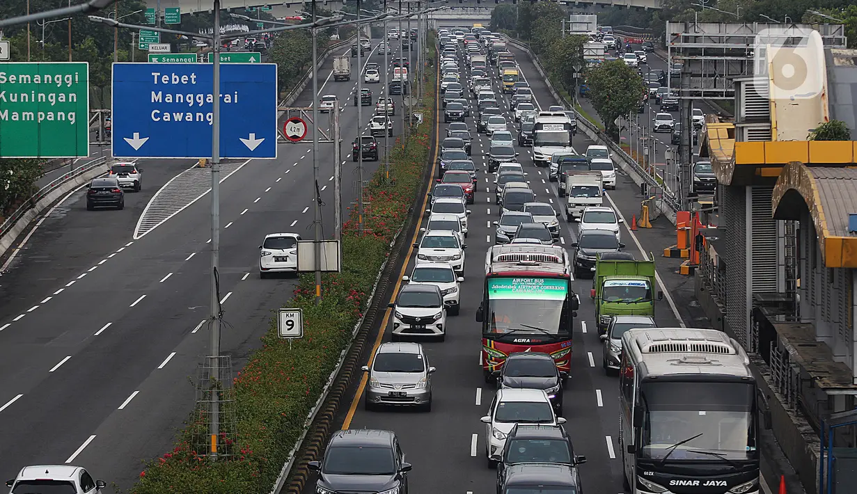 Kendaraan terjebak kemacetan di ruas Tol Dalam Kota, Jalan Gatot Subroto, Jakarta, Selasa (5/4/2022). Direktur Lalu Lintas (Dirlantas) Polda Metro Jaya Kombes Sambodo Purnomo Yogo mengatakan volume kendaraan di Jakarta meningkat hingga 18% selama sepekan terakhir. (Liputan6.com/Johan Tallo)