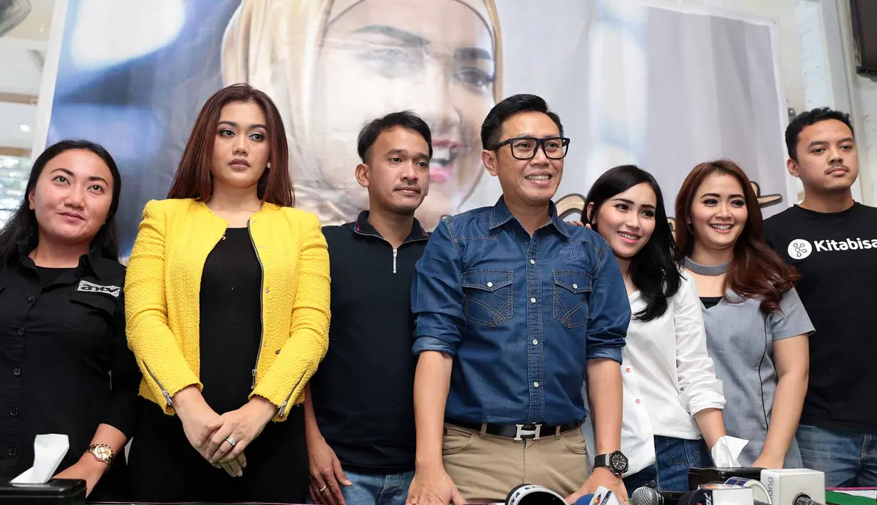 "Dia ada kenal orang, ada juga dia nggak kenal orang. Jadi dia harus diingetin lagi," tambah Nia yang juga tidak mengetahui itu epek dari apa. (Deki Prayoga/Bintang.com)