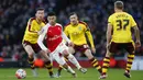 Gelandang sayap Arsenal, Oxlade Chamberlain, berusaha melewati hadangan pemain Burley, David Jones. Gol pertama Arsenal dicetak oleh Calum Chambers melalui umpan Alexis Sanchez. (Reuters/Eddie Keogh)
