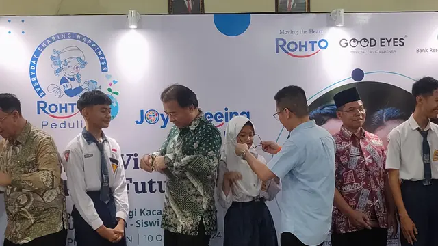 Tren Pengguna Kacamata di Kalangan Pelajar Cirebon Naik, Gawai Salah Satu Faktornya