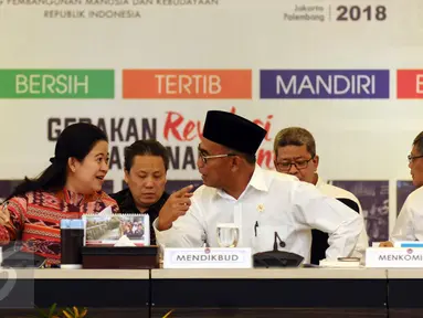  Menko PMK Puan Maharani (kiri) berbincang dengan Mendikbud, Muhadjir Effendy jelang rapat koordinasi tingkat menteri di Jakarta, Senin (17/4). Rakor membahas kemajuan persiapan penyelenggaraan Asian Games 2018. (Liputan6.com/Helmi Fithriansyah)