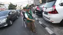 Penyandang disabilitas melintas di samping trotoar saat kampanye Bulan Patuh Pedestrian, Jakarta, Rabu (30/8). Kampanye dilakukan untuk memantau fasilitas akses pejalan kaki untuk disabilitas yang masih kurang layak. (Liputan6.com/Immanuel Antonius)