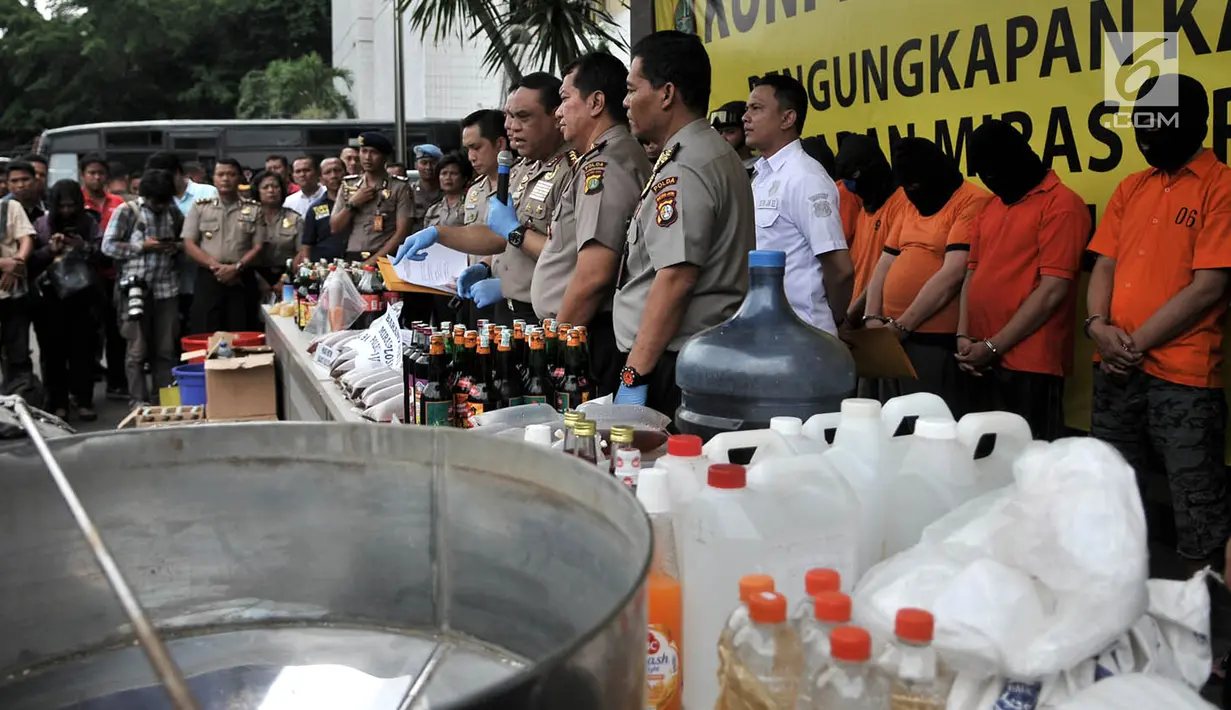 Wakapolri Komjen Pol Syafruddin didampingi jajaran kepolisian memberi keterangan saat menunjukkan barang bukti minuman keras atau miras oplosan di Mapolres Jakarta Selatan, Rabu (11/4). Puluhan orang tewas dalam kasus ini. (Merdeka.com/Iqbal Nugroho)