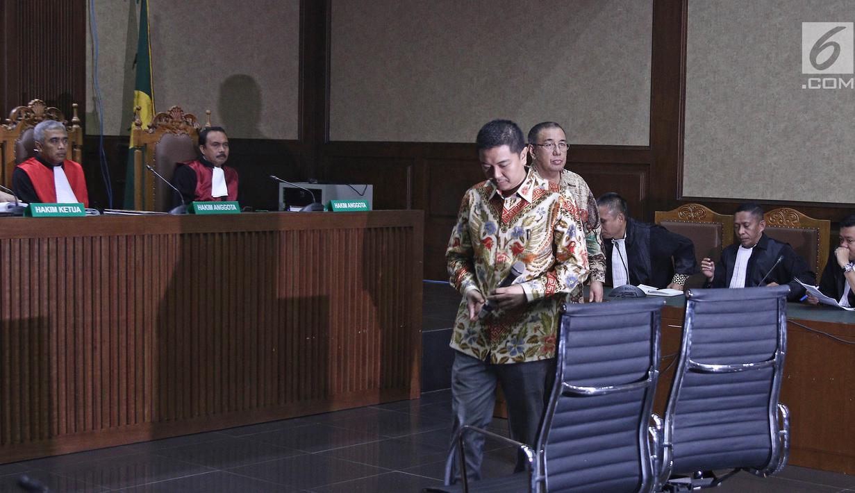 Terdakwa kasus suap pengadaan barang dan jasa di Pemkot Kendari, Asrun bersama anaknya yang juga Wali Kota Kendari nonaktif, Adriatma Dwi Putra saat sidang vonis di Pengadilan Tipikor, Jakarta, Rabu (31/10). (Liputan6.com/Herman Zakharia)