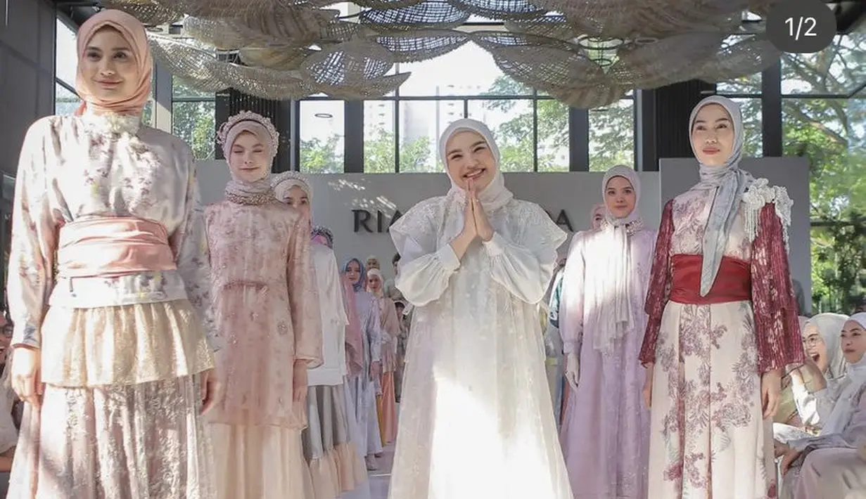 Busana yang dikenakan Caca Tengker merupakan koleksi Ria Miranda Raya 2023 Signature collection.  Koleksi yang menjadi bagian dalam edisi Minang Heritage bertajuk “SANGSATA”. Credit:  (@inforiamiranda)