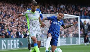 Duel Malo Gusto dan Rodri dalam laga Chelsea vs Manchester City di Liga Inggris 2025/2026, Minggu (12/4/2026). (AP Photo/Ian Walton)