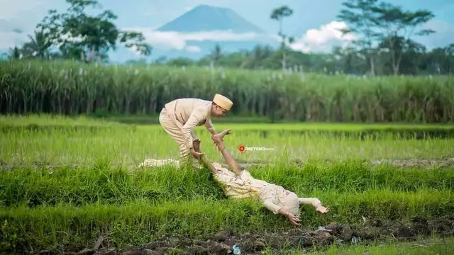 6 Potret Prewedding Kocak, Sampai Lakukan Aksi Akrobat