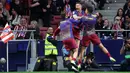 Robert Lewandowski menjadi pencetak gol penentu kemenangan pada menit ke-87 yang membuat Barcelona menang dengan skor 2-1. (AP Photo/Bernat Armangue)