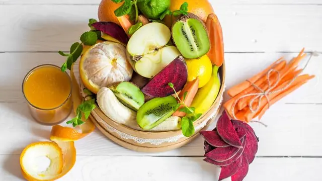 Beberapa jenis sayuran dan buah dalam satu mangkok (Foto Dok: Freepik/pvproductions)