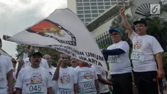Ketua KPU RI, Arief Budiman bersama Ketua KPU DKI Jakarta Sumarno membuka lomba lari Democracy Run di Bundaran HI, Minggu (18/3). Sosialisasi penyelenggaraan pemilu 2019 tersebut dikemas dalam kompetisi lari. (Liputan6.com/Faizal Fanani)