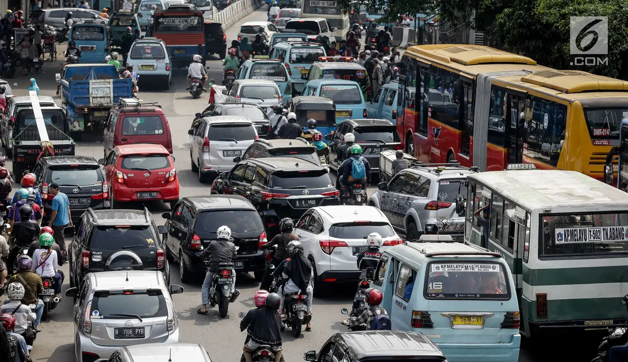 Bus Transjakarta terjebak kemacetan bersama sejumlah kendaraan di kawasan Terminal Kampung Melayu menuju Jatinegara, Jakarta, Kamis (25/5). Kemacetan tersebut imbas banyaknya warga yang mendatangi lokasi bom Kampung Melayu. (Liputan6.com/Faizal Fanani)