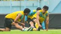 Pemain sayap Arema Cronus, Arif Suyono memiliki kenangan buruk dengan petasan yang banyak dijual selama bulan Ramadan. (Bola.com/Iwan Setiawan)