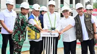 Presiden Joko Widodo atau Jokowi memastikan pembangunan infrastruktur hunian aparatur sipil negara (ASN) dan personel pertahanan keamanan (hankam) di Kawasan Ibu Kota Nusantara (IKN), Kalimantan Timur berjalan sesuai jadwal. (Lizsa Egeham).