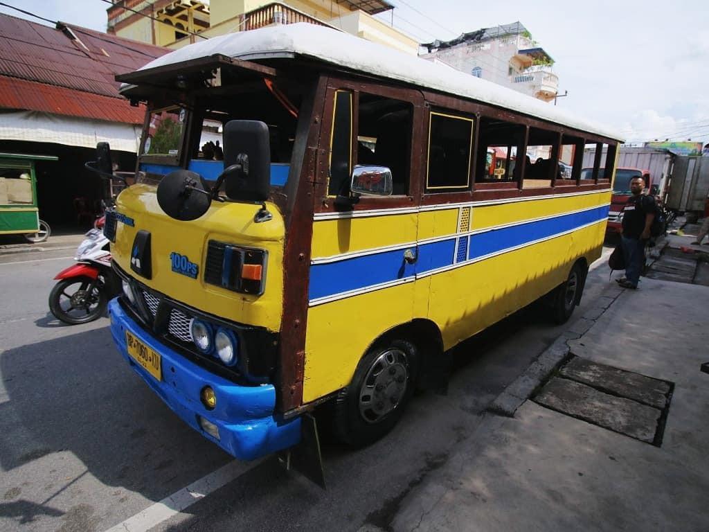 Nostalgia di Atas Roda: Pesona dan Potensi Bus Kayu Pariwisata di Era Modern