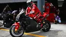 Pebalap Ducati Lenovo, Francesco Bagnaia memacu motornya meninggalkan pit lane saat sesi tes pramusim MotoGP 2023 yang berlangsung di Sirkuit Sepang, Malaysia, Sabtu (10/02/2023). Seperti sebelumnya, hanya ada lima tes pramusim resmi yang diizinkan, yaitu di Malaysia (10-12 Februari) dan Portugal (11-12 Maret). (AFP/Mohd Rasfan)