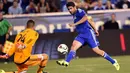 Penyerang Chelsea, Diego Costa (kanan) menendang bola melewati kiper Santiago Castano pada International Champions Cup 2015 di Red Bull Arena, Kamis (23/7/2015). New York Red Bulls menang atas Chelsea dengan skor 4-2. (AFP PHOTO/JEWEL SAMAD)