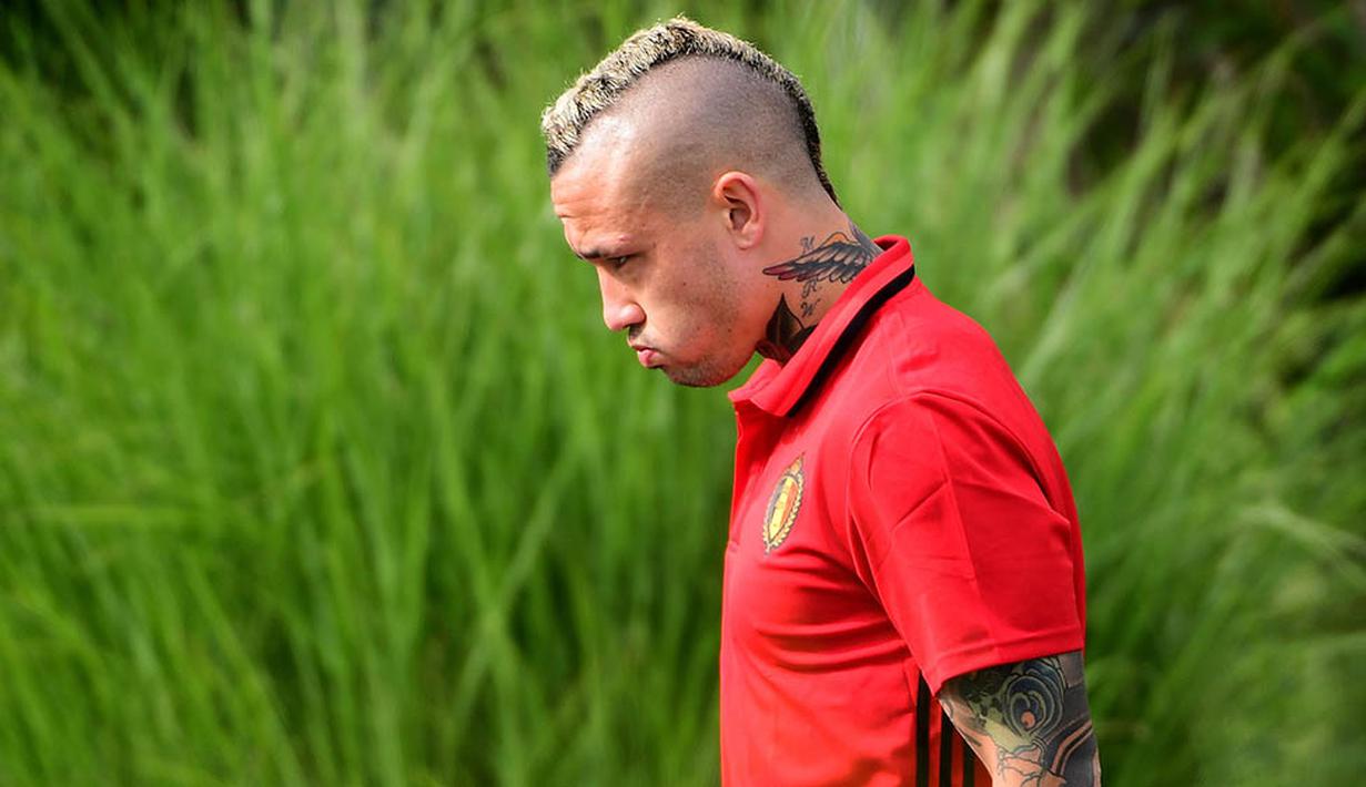 Gelandang Belgia, Radja Nainggolan, bersiap mengikuti latihan jelang Piala Eropa 2016 di Le Haillan, Prancis, Kamis (9/6/2016). (AFP/Emmanuel Dunand)