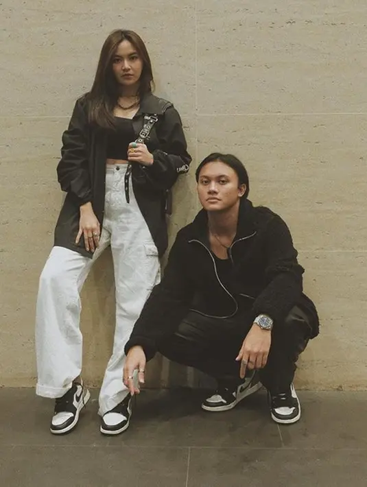 Salah satu outfit andalan pasangan ini yaitu busana hitam. Seperti yang dikenakan pelantun "Melawan Restu" itu dengan crop top hitam serta blazer panjang warna senada. Sementara Rizky Febian tampil edgy dengan kaus hitam dengan jaket hitam pula. (Liputan6.com/IG/@rizkyfbian)