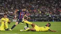 Gocekan maut Robert Lewandowski pada proses gol pertama usai menerima umpan dari Jordi Alba. Lewy berhasil mengelabui dua lawan dengan telak sebelum melepas tembakan yang tak bisa diantisipasi Geronimo Rulli. (AFP/Josep Lago)