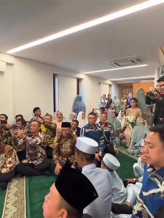 Kabar pernikahan Arhan dan Zize banyak mengejutkan publik. Pasalnya tidak terdengar keduanya akan menikah. Tapi kabar rencana pernikahan Arhan telah diketahui jauh-jauh hari. Hal itu diungkapkan oleh manajer timnas-U23 Endri Erawan. [Instagram/andre_rosiade/bravecation]