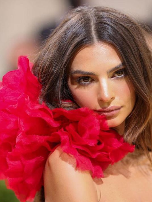 Potret Emily Ratajkowski, Model yang Dikabarkan Kencan dengan Pete Davidson