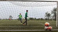 Kiper Timnas Indonesia U-19, Muchamad Aqil Savik saat berlatih di NYTC-PSSI Sawangan, Depok, Jumat (3/3/2017). Latihan ini merupakan seleksi tim oleh pelatih Indra Sjafri. (Bola.com/Nicklas Hanoatubun)