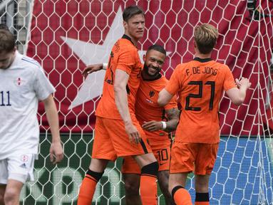 Pada pertandingan uji coba menjelang Euro 2020 (Euro 2021), Skuat Frank de Boer tersebut menurunkan formasi baru 5-3-2 seperti kala bermain imbang dengan Skotlandia. Tetapi kali ini Skuat De Oranje mampu merebut kemenangan dengan skema tersebut. (Foto: AP/Peter Dejong)