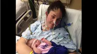 Awalnya wanita ini koma setelah melahirkan bayinya. Saat bayinya menangis, ia pun ingin berjuang