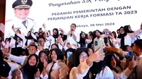 Eri Cahyadi menyerahkan SK ke ribuan PPPK Surabaya. (Istimewa)