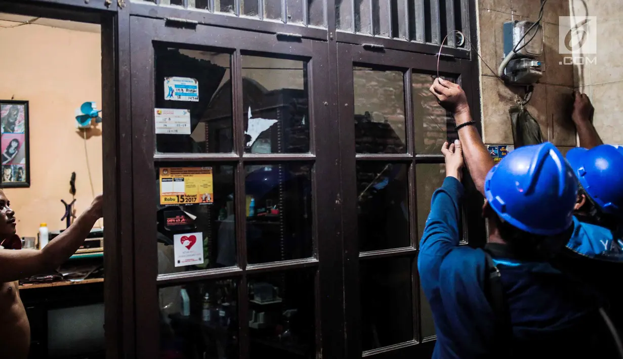 Petugas PLN melakukan pengecekan instalasi jaringan listrik di permukiman padat penduduk kawasan Tambora, Jakarta, Kamis (22/8/2019). Kegiatan tersebut dilakukan sebagai bentuk kepedulian PLN dalam mengajak warga untuk memperhatikan instalasi kelistrikan yang aman. (Liputan6.com/Faizal Fanani)
