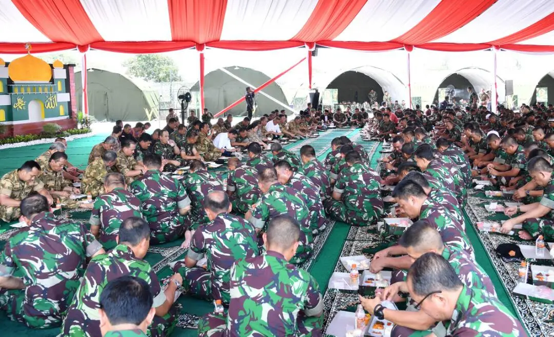 Presiden Jokowi makan lesehan bersama prajurit TNI di Natuna, Kepulauan Riau. (Biro Pers Kepresidenan)