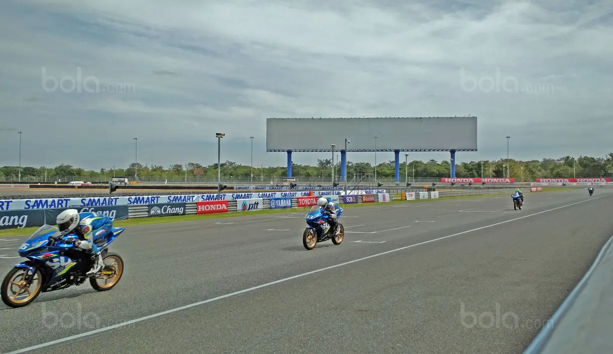 Para pebalap beradu cepat pada sesi test jelang balapan Asia Road Racing Championship 2017 di Buriram United International Circuit, Thailand, (1/12/2017). Seri terakhir ARRC 2017 dimulai dari 2-3 Desember 2017. (Bola.com/Muhammad Wirawan Kusuma)
