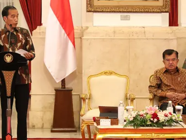 Presiden Joko Widodo (Jokowi) didampingi Wakil Presiden Jusuf Kalla membuka rapat kabinet paripurna di Istana Negara, Senin (5/3). Rapat kabinet paripurna membahas kerangka ekonomi makro serta pokok-pokok Kebijakan Fiskal 2019. (Liputan6.com/Angga Yuniar)