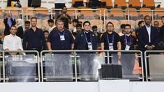 Ketua PSSI, Erick Thohir bersama pelatih Timnas Indonesia, Patrick Kluivert, dan para asistennya menonton pertandingan BRI Liga 1 2024/2025. Kali ini, arsitek asal Belanda itu memantau laga Dewa United kontra Persija Jakarta. (Bola.com/Abdul  Aziz)