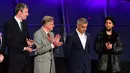 Walikota London terpilih Sadiq Khan (kedua kanan) saat diberikan selamat atas kemenangan dirinya di Balai Kota London, Inggris, (7/5). Pria berusia 45 tahun ini merupakan Wali Kota Muslim Pertama di London dan kedua di Eropa. (Leon Neal/AFP)
