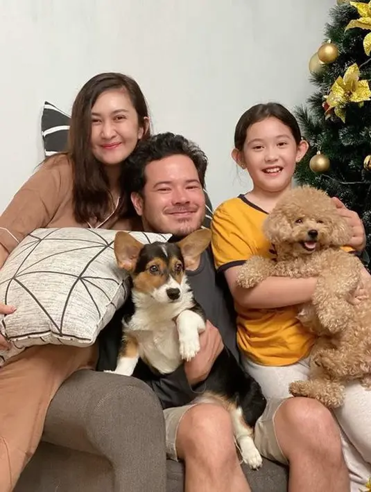 Walaupun sudah bercerai, akan tetapi Nafa Urbach dan Zack Lee tetap kompak untuk mengurus Mikhaela. (Foto: instagram.com/nafaurbach)