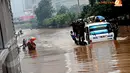 Evakuasi karyawan kantor menggunakan mobil Derek milik Dishub