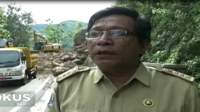 Akibat Longsor, jalur utama penghubung antara Kabupaten Ponorogo dan Madiun ini ditutup sementara untuk dilintasi kendaraan, baik mobil maupun sepeda motor.