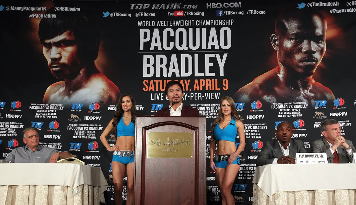 Manny Pacquiao memberi keterangan dalam konferensi pers sebelum bertanding 12 ronde melawan Timothy Bradley, Beverly Hills, California, USA (19/1/2016). Keputusan Pacquiao diambil demi dapat sepenuhnya mengabdi melayani publik. (AFP/CHRIS FARINA)